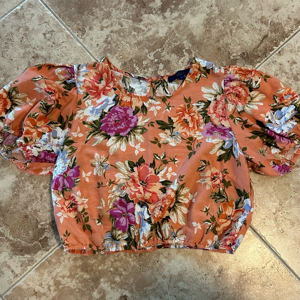 Beautiful peach floral top size Large.